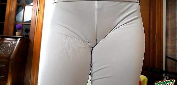 Teens In Tight Leggings Showing Camel With Wet Spot